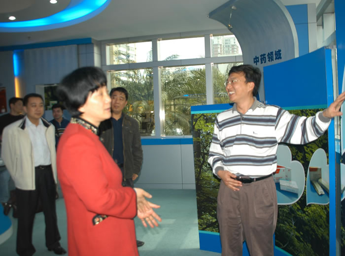2006年曹晖博士接待珠海市委组织部长（现政协主席）钱芳莉