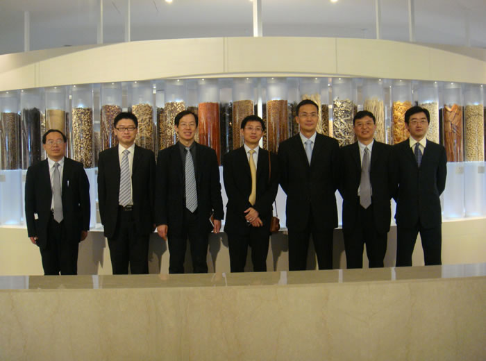 2008年杨代宏副总裁与曹晖博士率四川光大团队参观日本津村顺天堂标本室