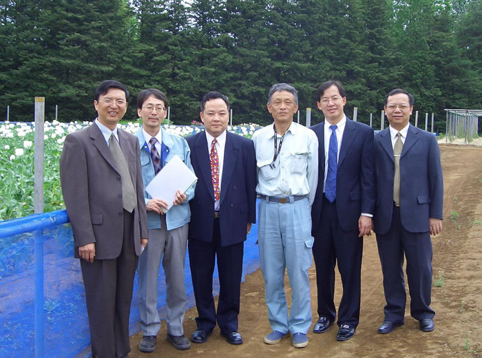 2005年陶德胜总裁与曹晖博士率丽珠集团中药团队参观日本津村研究所和东京国立卫生研究院栽培场